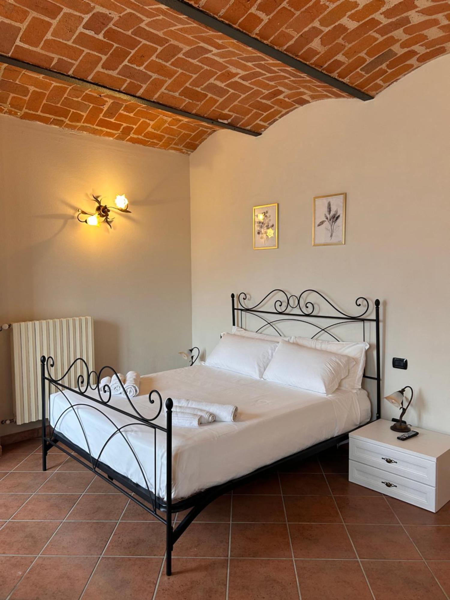 Tenuta Agricola La Cava- Cantina E Agriturismo San Damiano dʼAsti Exteriör bild